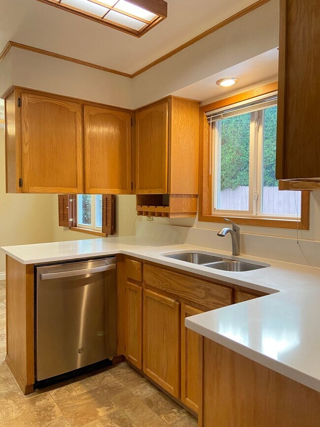 Building Photo - Charming Craftsman Home with Stunning Rive...