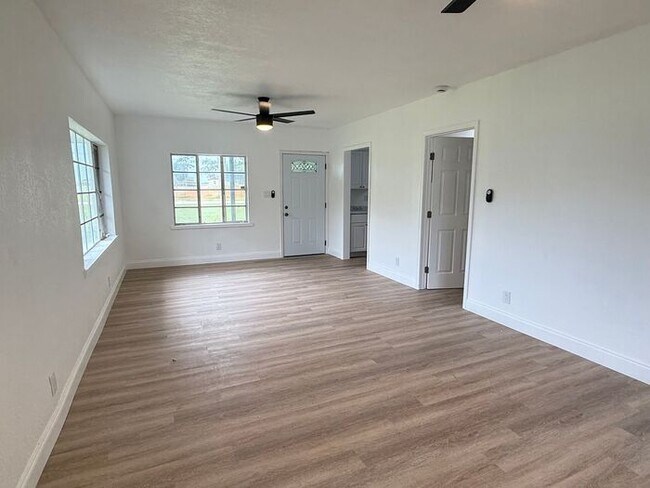 Building Photo - Groveland Home on large lot-$500 OFF FIRST MONTH'S RENT