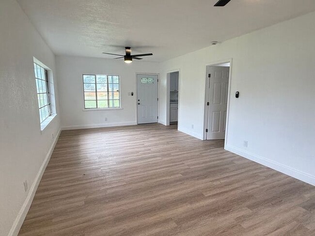 Building Photo - Groveland Home on large lot
