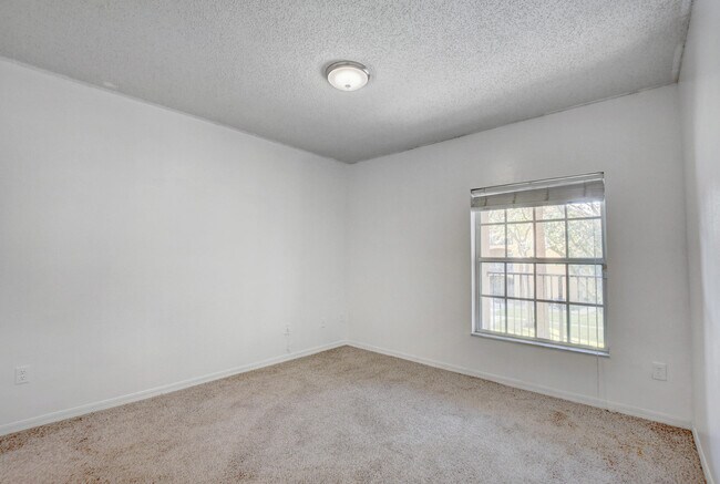 Building Photo - 5024 Lantana Rd