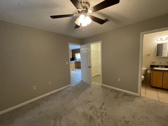 Building Photo - 487 Woodlawn Rd