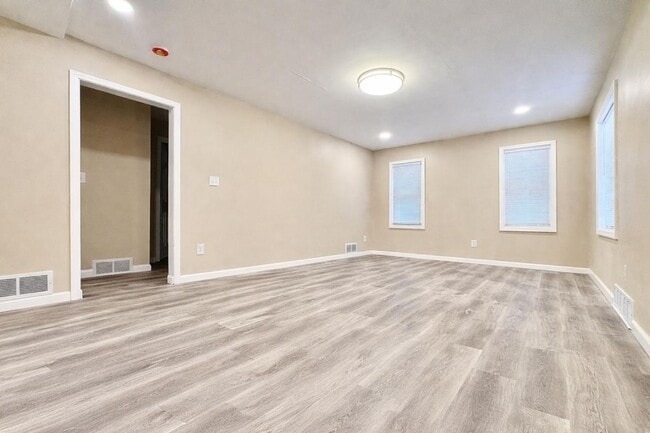 Building Photo - Updated South Bend Gem!