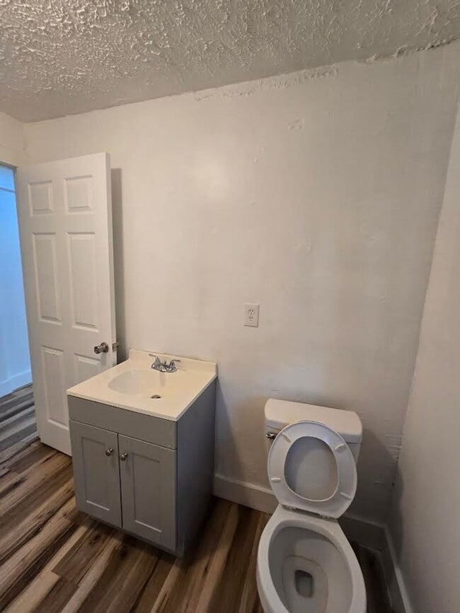 Building Photo - (($200 Off the 1st Month Rent)) Spacious One Bedroom Duplex located near South Sherman and Englis...