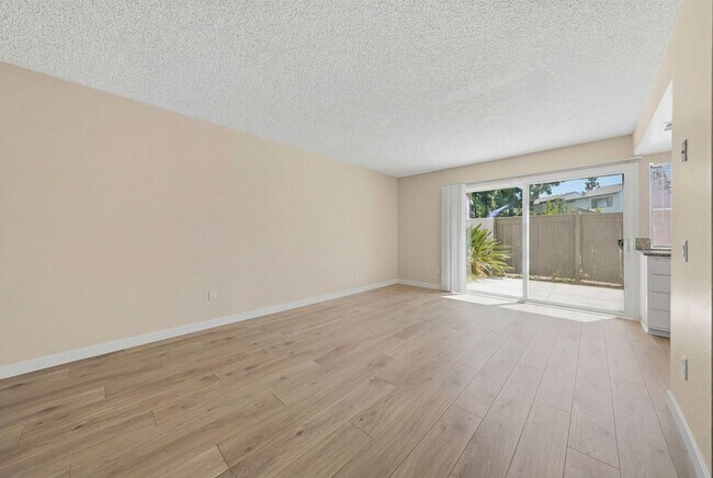Building Photo - Freshly Updated Townhome - Light, Bright & Spacious!
