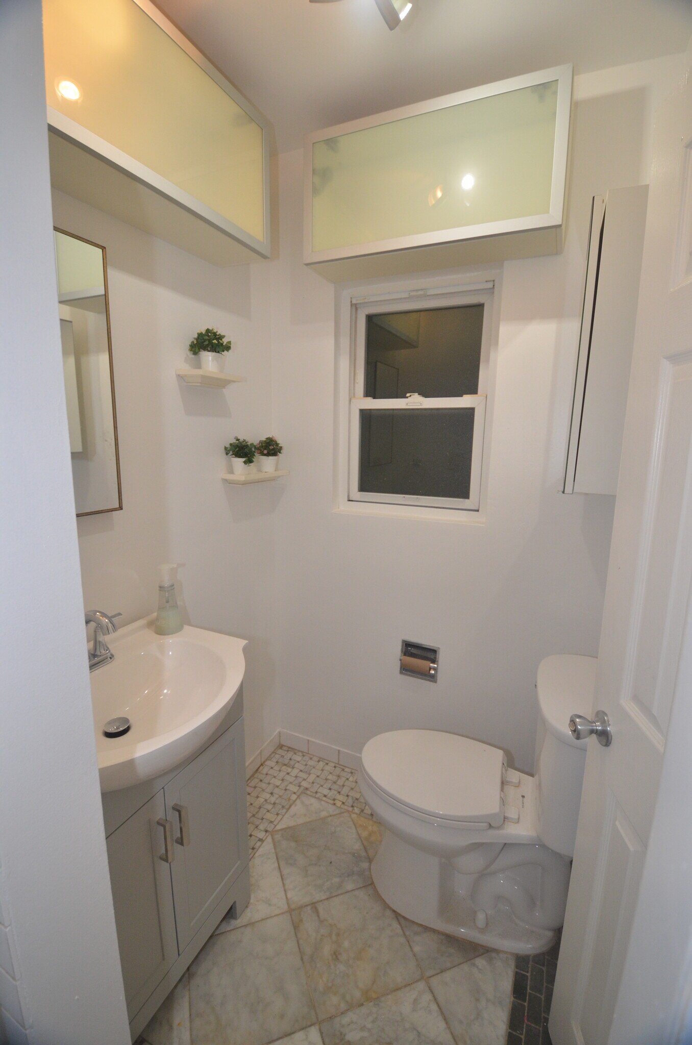 Building Photo - 19201 Strathern St