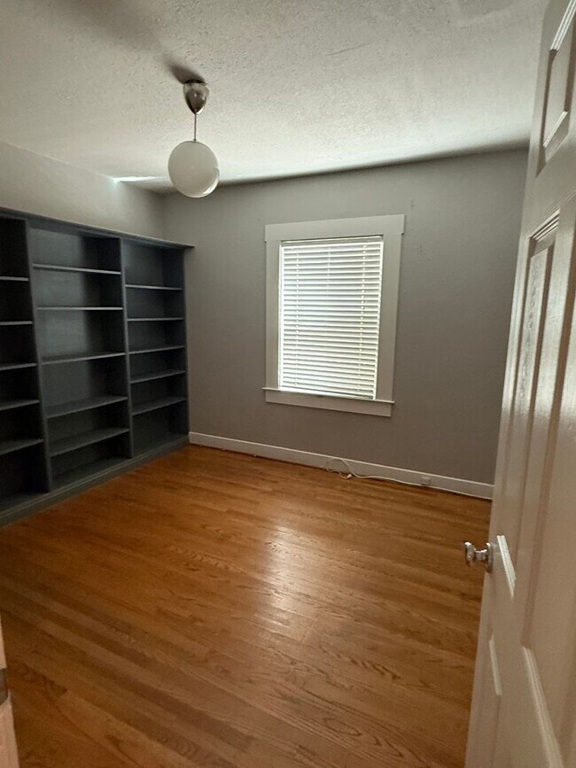 Building Photo - PLEASE TEXT FOR A PRIVATE SHOWING 334-513-7595