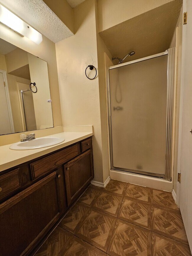 Building Photo - (2) Bed/(2) Bath Duplex Avail NOW! Small Pet Negotiable!