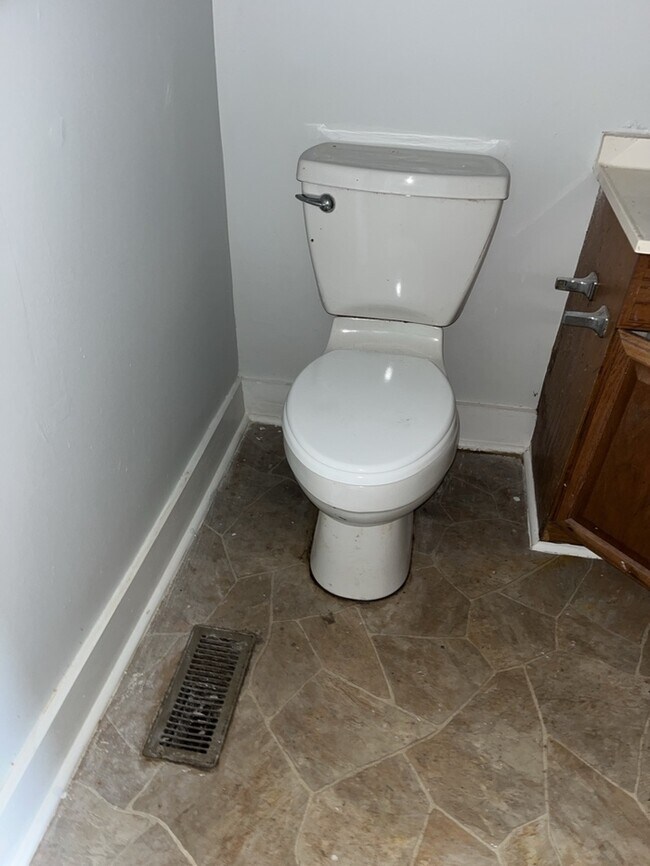 Building Photo - 2 Bedroom 1 bathroom