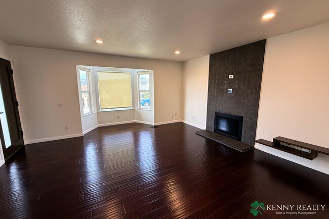 Building Photo - Beautifully Remodeled 4 Bed Home with Loft + Prime Location