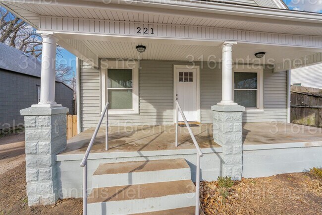 Building Photo - $850 - 1 bed 1 bath - Beautiful newly renovated Multi-family home located in Delano