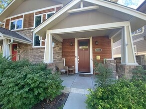 Building Photo - Sleek 3 Bedroom House in Sunnyside!! 6-8 m...
