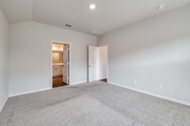 Building Photo - 109 Bethpage Dr