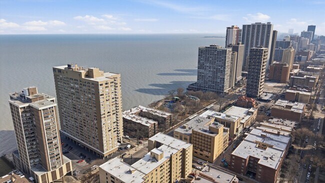 Building Photo - 6301 N Sheridan Rd