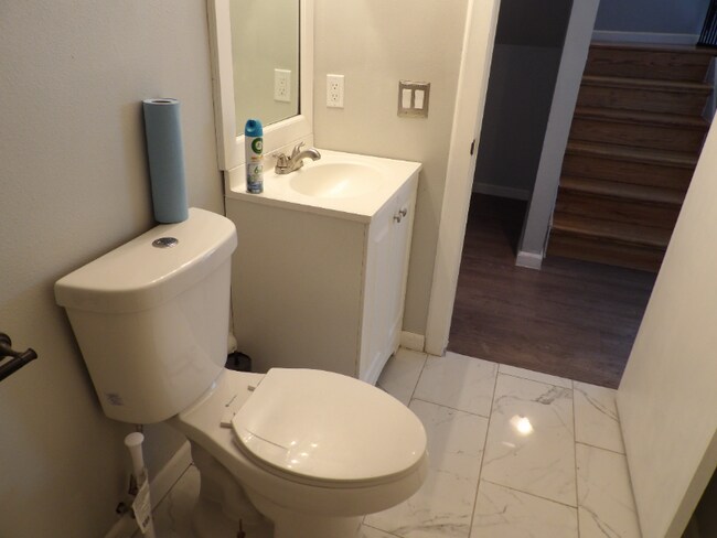 Building Photo - 5560 Sacramento Pl