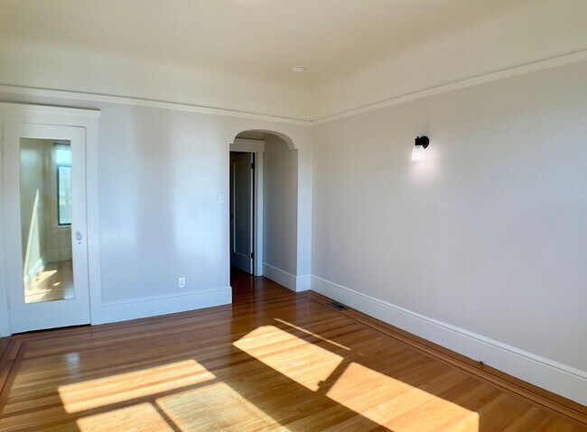 Building Photo - LARGE 2BR w/ Dining Room. PARKING AVAIL.! DISHWASHER! W/D IN-UNIT