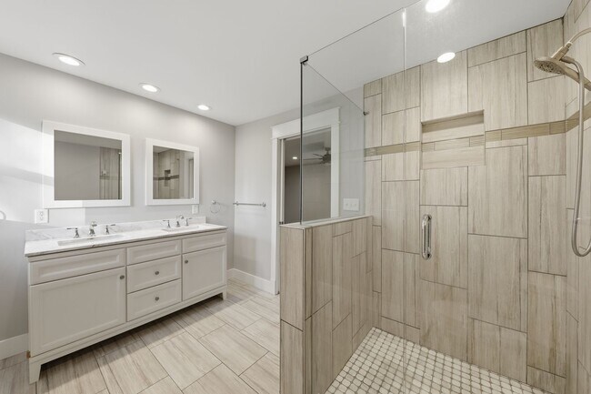 Building Photo - Large Ranch on Cul-de-sac