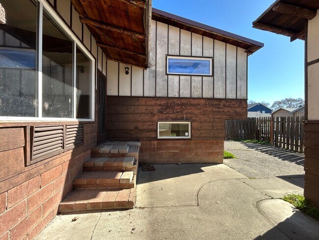 Building Photo - Unique 5 Bedroom Home