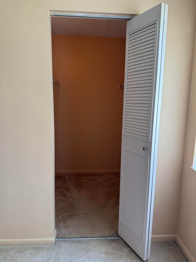 Building Photo - 320 Knotty Pine Cir