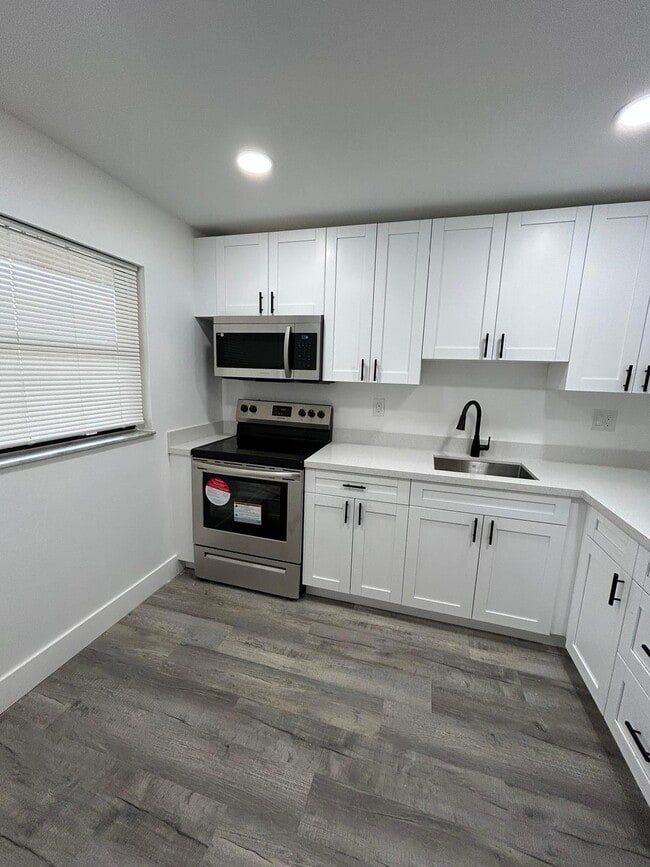 Building Photo - 8875 Fontainebleau Blvd