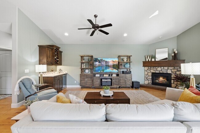 Building Photo - 5850 N Rio Lomas Ave