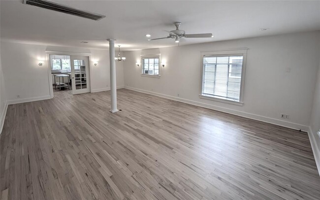 Building Photo - 1111 Reagan Terrace