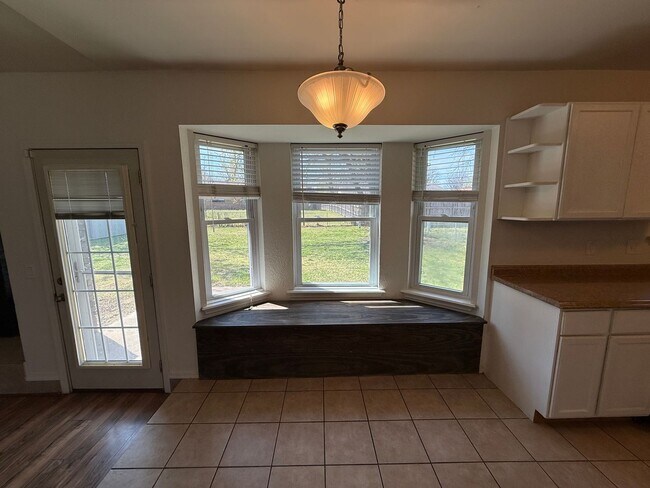 Building Photo - Three Bed 1 Bath Home in Broken Arrow with Shed