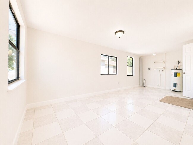 Building Photo - Newly Renovated 3/1 Single Family Home with Bonus room