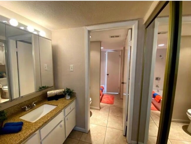 Building Photo - 9000 Bissonnet St