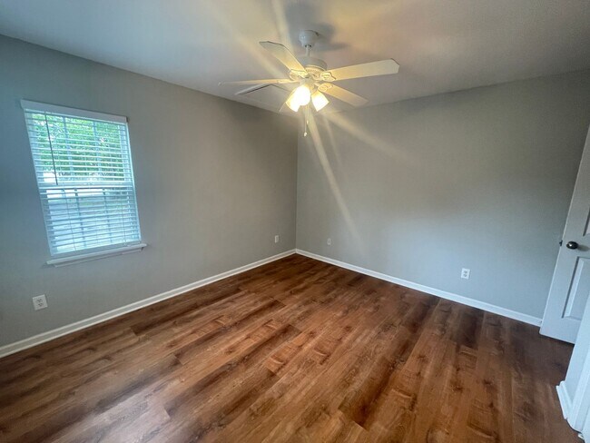 Building Photo - Special $500 Security Deposit, 1/2 off a m...