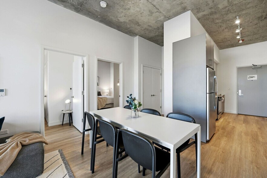 Building Photo - 853 W Blackhawk St