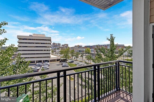 Building Photo - 501 Hungerford Dr
