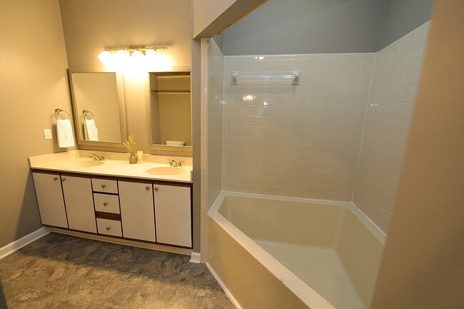 Building Photo - 2-Bedroom Top Floor Condo in Desirable Sun...