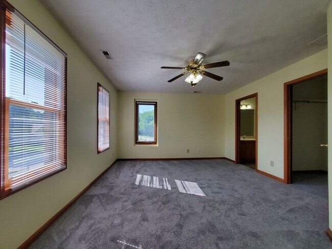 Building Photo - 324 Redwood Blvd