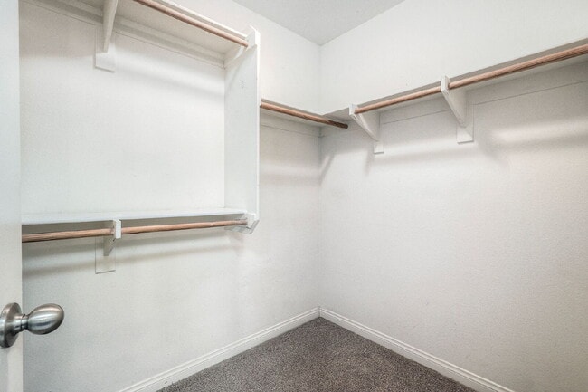 Building Photo - Spacious 2BR/2.5BA Townhome in the desirab...