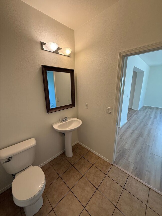 Building Photo - Beautiful 4 Bedroom, 2 1/2 Bathroom Townho...