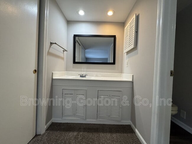 Building Photo - 5025 Hillsboro Dr