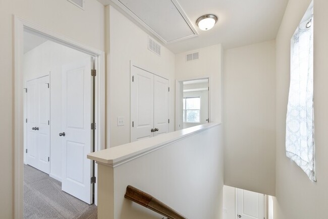 Building Photo - End Unit Townhome | Washer/ Dryer Included...