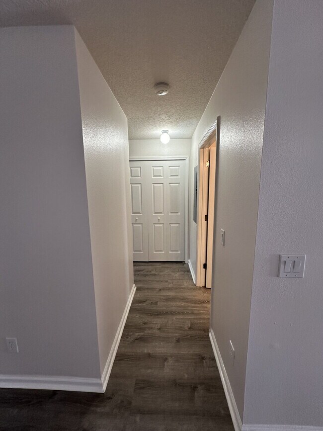 Building Photo - Beautiful Townhome