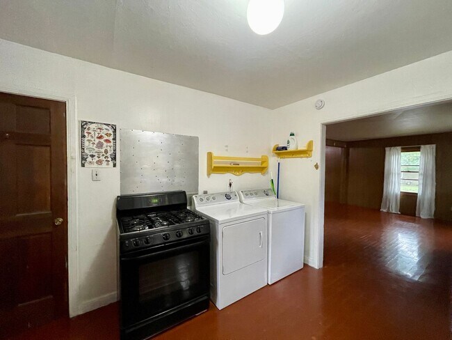 Building Photo - ALL UTILITIES INCLUDED!