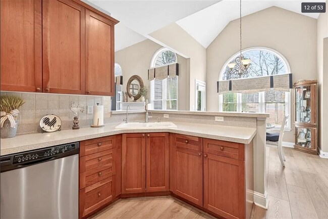 Building Photo - 5 Bed 4 Bath Multi Family House