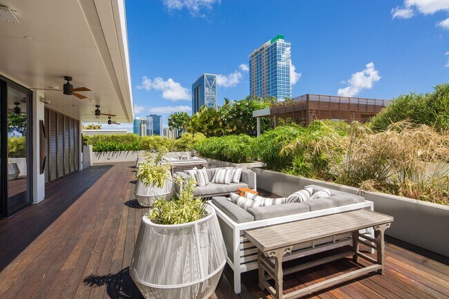Building Photo - Symphony 2 Bed, 2 Bath, 1 Parking, Mountain views in Kakaako
