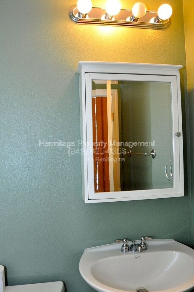 Building Photo - 9 Strawflower St