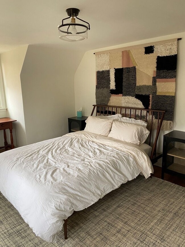 Building Photo - Renovated 3-bed, 2-bath home close to scho...