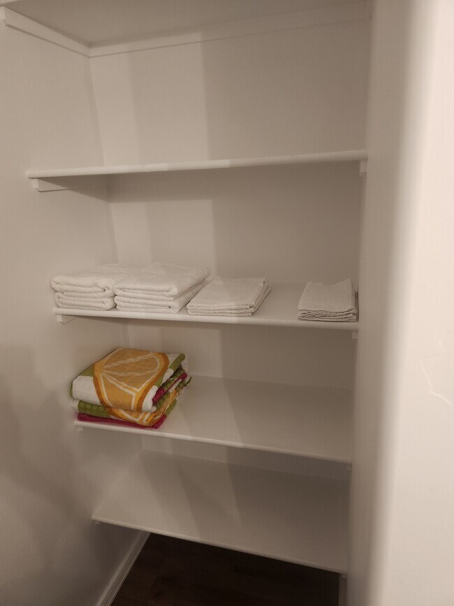 Building Photo - 3098 Gladstone St