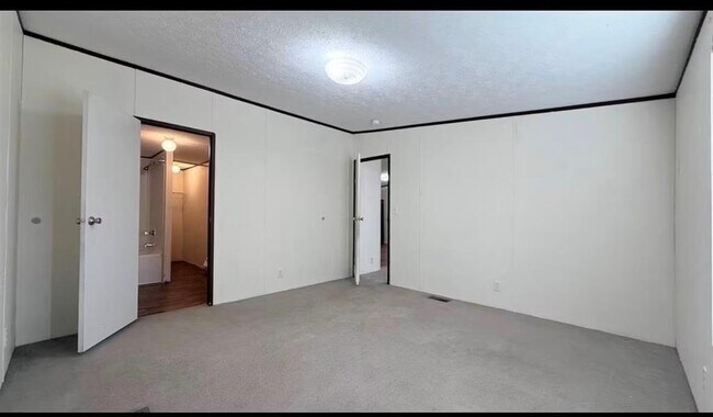 Building Photo - 1430 W Howard Ln