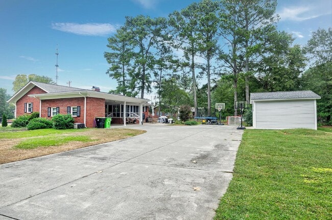 Building Photo - 121 S Main St