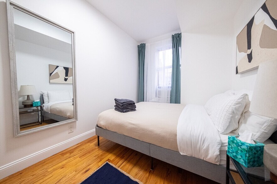 Building Photo - 305 E 95th St