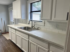 Building Photo - 912 W Cleveland St