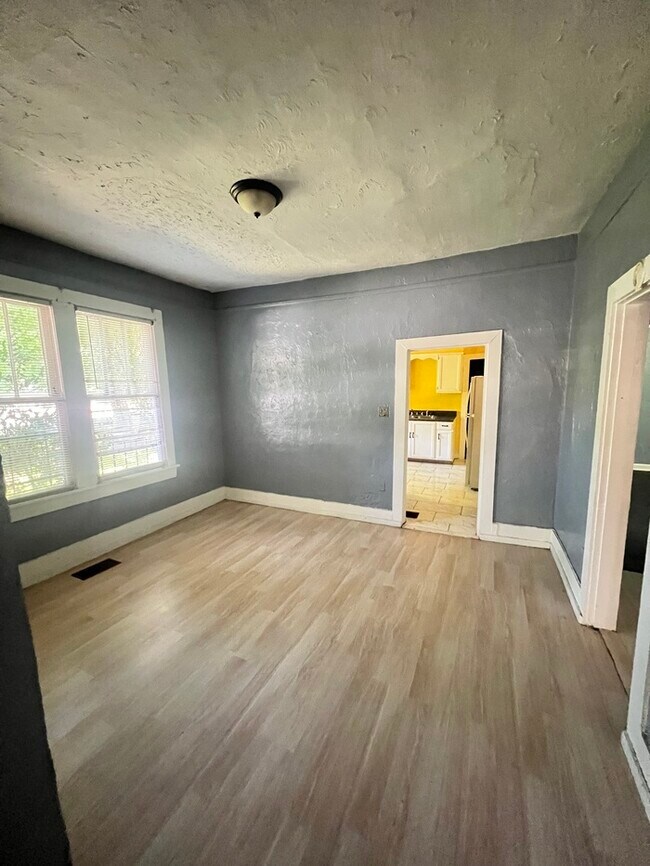 Building Photo - House For Rent