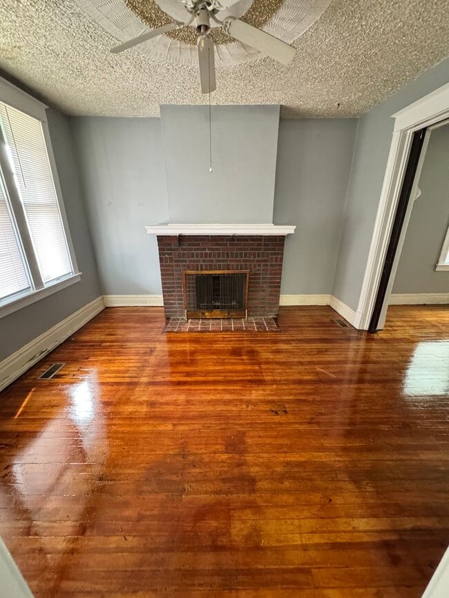 Building Photo - 5 bed 2 bath, central all electric HVAC, laundry, fenced yard house!